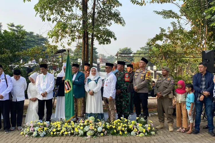 - Polres Purwakarta ikut menghadiri pelepasan keberangkatan jemaah haji kloter 15 dari Kabupaten Purwakarta, di Tajug Gede Cilodong (Herman/Metropolitan)