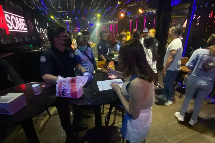 Petugas Bea Cukai dan BNN saat merazia tempat hiburan malam (THM) di Kota Bogor, Sabtu, 18 Mei 2024 dini hari. (Fadli Akbar/metropolitan/lenteratimes.com)