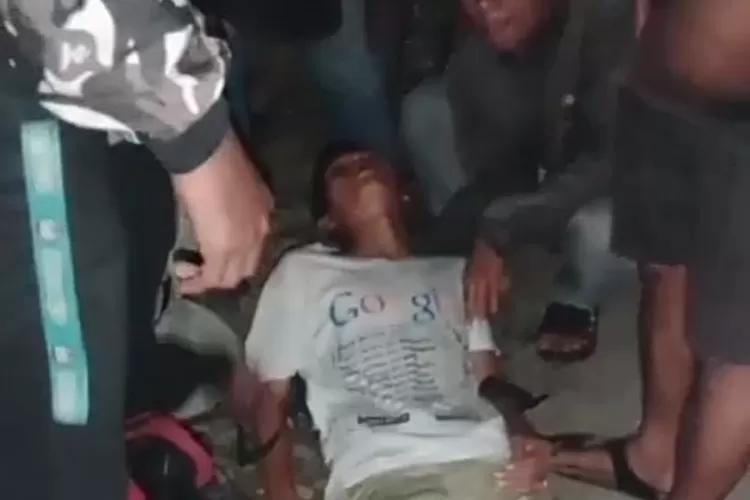 Kondisi pengendara motor yang ditabrak truk tambang di Parungpanjang. (Istimewa )