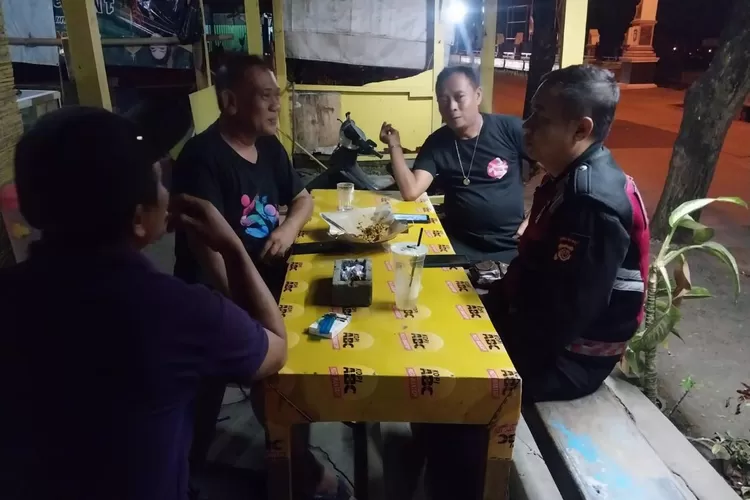  Dalam rangka menciptakan situasi kamtibmas yang aman damai dan kondusif jajaran Polres Purwakarta rutin melakukan patroli dialogis.  (Herman/Metropolitan)