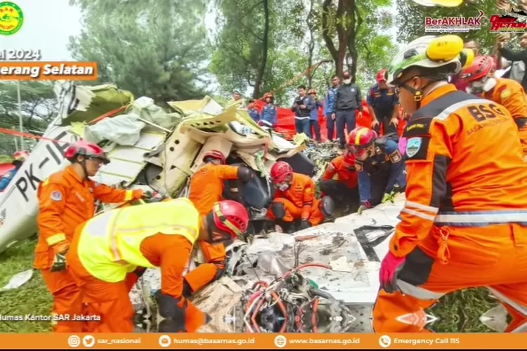 Proses evakuasi pesawat latih yang jatuh di BSD Tangerang oleh Basarnas (Instagram @sar_nasional)