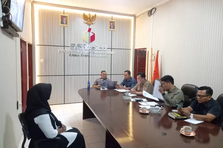 Komisioner Bawaslu Karawang lakukan interview kepada peserta calon panwascam (Samsudin/Metropolitan)