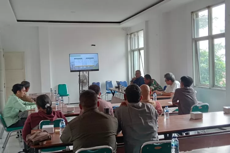 Suasana rapat musyawarah pembebasan lahan untuk pembangunan flyover dan JPO di Kecamatan Tenjo. (Nasir/Metropolitan)
