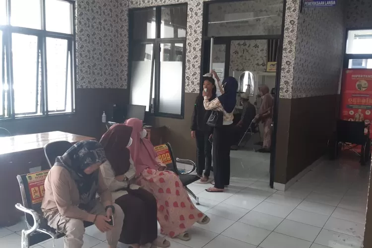 Hipertensi atau tekanan darah tinggi dan ISPA menjadi penyakit yang paling banyak diderita oleh masyarakat Kecamatan Purwakarta. (Herman/Metropolitan)