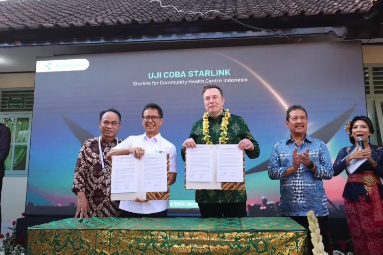 Kemenkes menjalin kerja sama dengan Starlink, layanan internet yang disediakan oleh perusahaan SpaceX milik Elon Musk, untuk menyediakan akses internet yang cepat dan menjangkau seluruh puskesmas di daerah terpencil (Kemenkes)