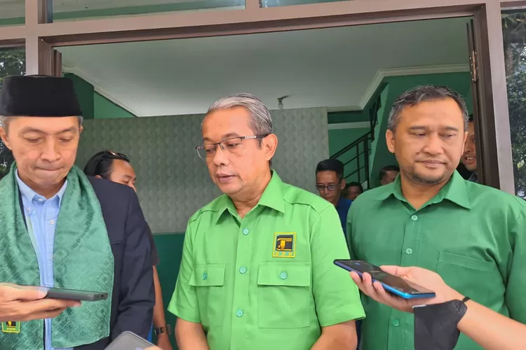 Ketua DPC PPP Kota Bogor, Zaenul Mutaqin memberikan keterangan terkait pendaftaran Dedie A Rachim sebagai Calon Wali Kota Bogor di PPP. 