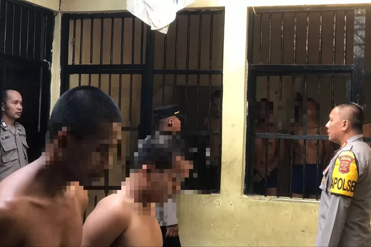 Pengecekan rutin ruangan tahan (Rutan) Mapolres Purwakarta terus dilakukan oleh Personel Polres Purwakarta,  (Herman/Metropolitan)