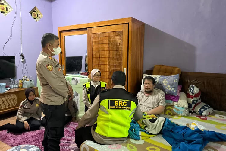 Kapolres Purwakarta, AKBP Edwar Zulkarnain diwakili personel Bagian SDM Polres Purwakarta jenguk anggota Ba Subbag Binkar Bag SDM Polres Purwakarta, AIPTU Hendar Hartana, yang mengalami sakit.  (Herman/Metropolitan)