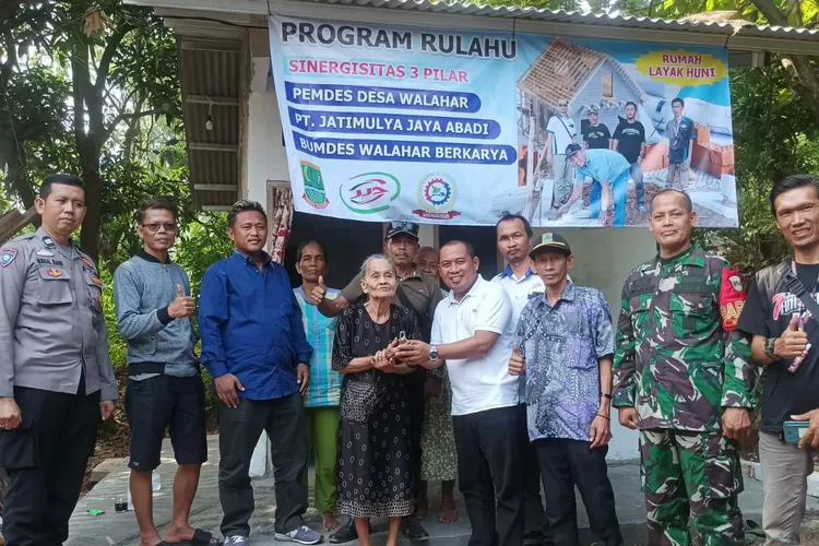 Pemerintah Desa Walahar bersama BUMDes serta masyarakat sukarela membangun tempat tinggal untuk perempuan paru baya yang hidup sendiri (Samsudin)