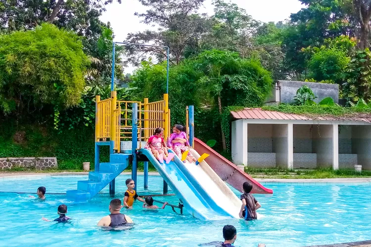 Suasana kolam renang Mila Kencana Bogor, Kecamatan Tanahsareal, Kota Bogor.         (Foto: Erwin Gunawan (cr2) / Metropolitan )