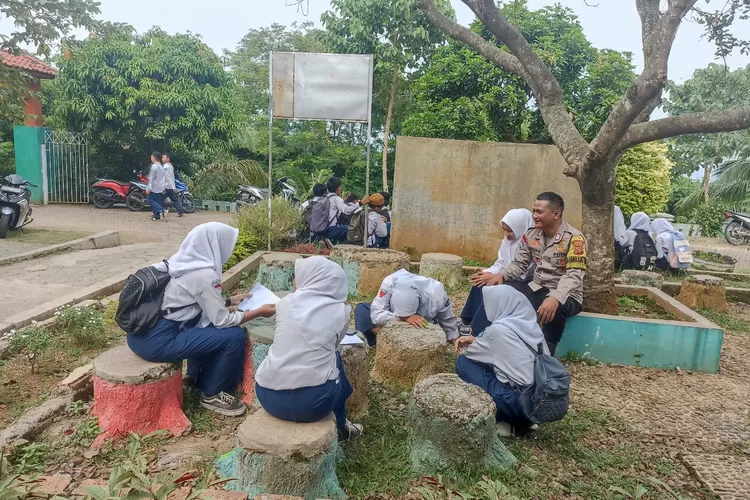 Bhabinkamtibmas Polsek Cibatu, Bripka Yosep melakukan kegiatan penyuluhan dan himbauan kepada siswa-siswi SMPN 1 Cibatu, Kabupaten Purwakarta (Herman/Metropolitan)