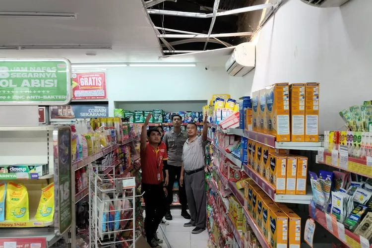  Sebuah aksi perampokan minimarket menggemparkan di Jalan Jenderal Ahmad Yani, Cikampek Selatan, Kabupaten Karawang. (Samsudin)