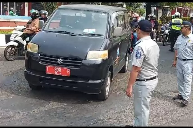  Pusat Pengelolaan Pendapatan Daerah (P3D) bekerja sama dengan Satuan Lalu Lintas (Satlantas) Polres Karawang, menggelar operasi gabungan pemeriksaan pajak kendaraan bermotor  (Samsudin)