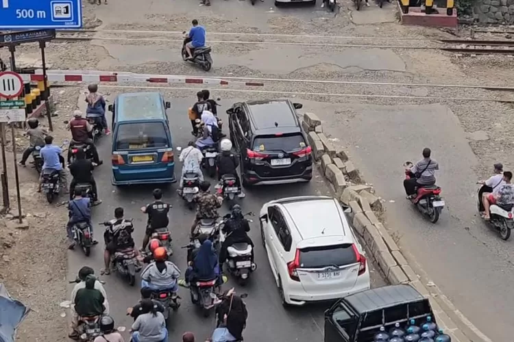 Perlintasan kereta api di Karawang (Samsudin/Metropolitan)