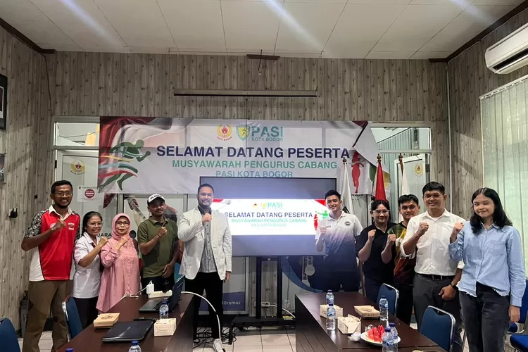 Tri Ritanto Andika Putra bersama pengurus PASI Kota Bogor. 