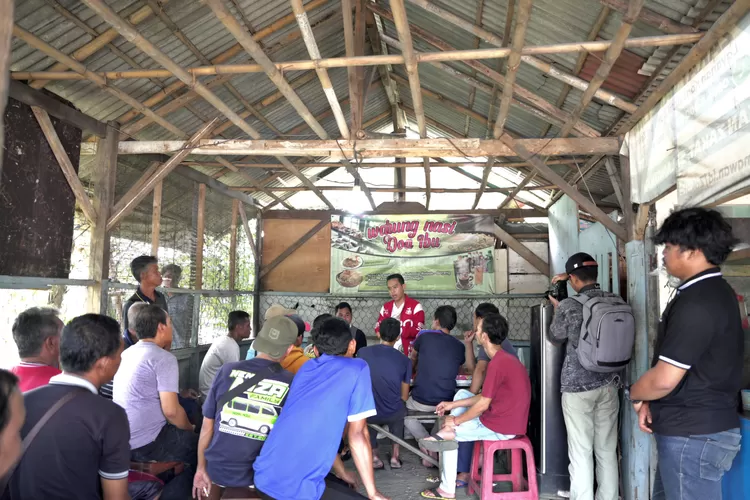 Sendi Fardiansyah mendengar aspirasi puluhan sopir angkot di Kota Bogor sembari makan siang di salah satu warung nasi pinggir jalan (dok pribadi)