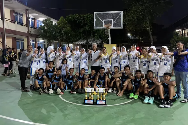 Tim basket putra dan putri SMPN 6 Karawang Barat juarai MKKS Cup (Samsudin)