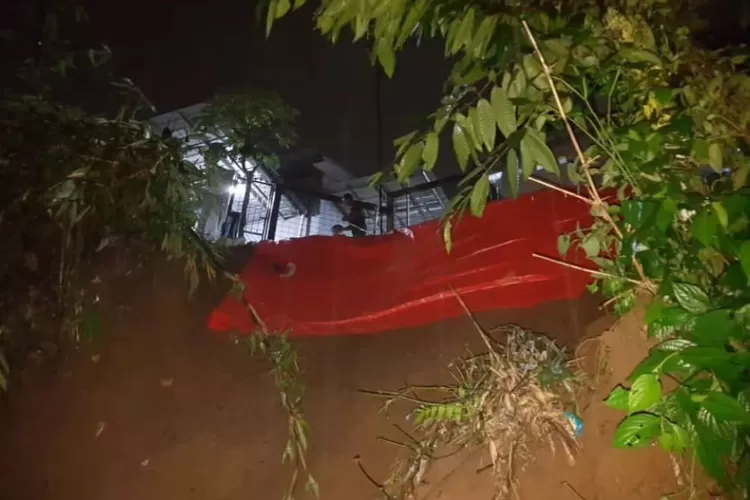 Bencana tanah longsor terjadi di Kampung Cimahpar RT 04/05, Kelurahan Cimahpar, Kecamatan Bogor Utara, Kota Bogor pada Jumat, 24 Mei 2024 (BPBD Kota Bogor)