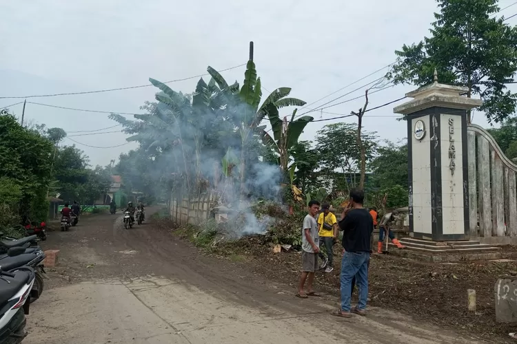 Sejumlah warga Desa Sukamulya Kecamatan Rumpin Kabupaten Bogor melakukan pembersihan area tugu batas wilayah (Nasir/Metropolitan )