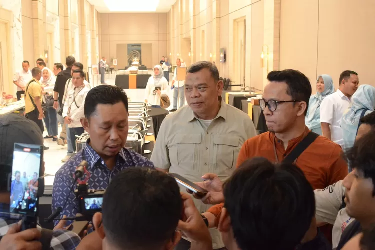 Pemkab Bogor menghadiahi masyarakat kurang mampu dengan jamkesda. (Diskominfo)