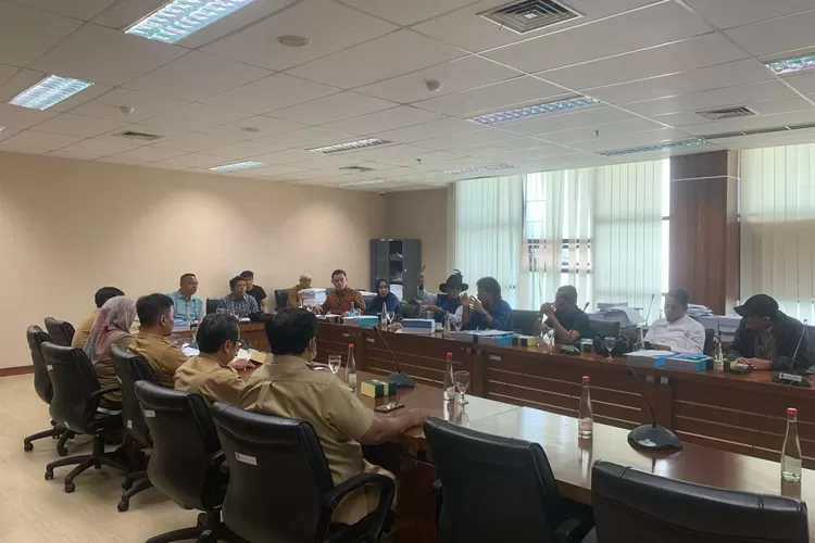 Rapat Komisi III DPRD Kota Bogor bersama DLH Kota Bogor terkait aksi mogok kerja sopir truk sampah. 