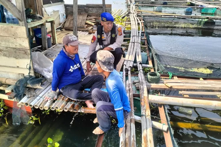 Jelang Pilkada 2024, Jajaran Satuan Polisi Perairan dan Udara (Satpolairud) Polres Purwakarta, rutin melakukan sambang masyarakat Pesisir di wilayah Waduk Jatiluhur,  (Herman)