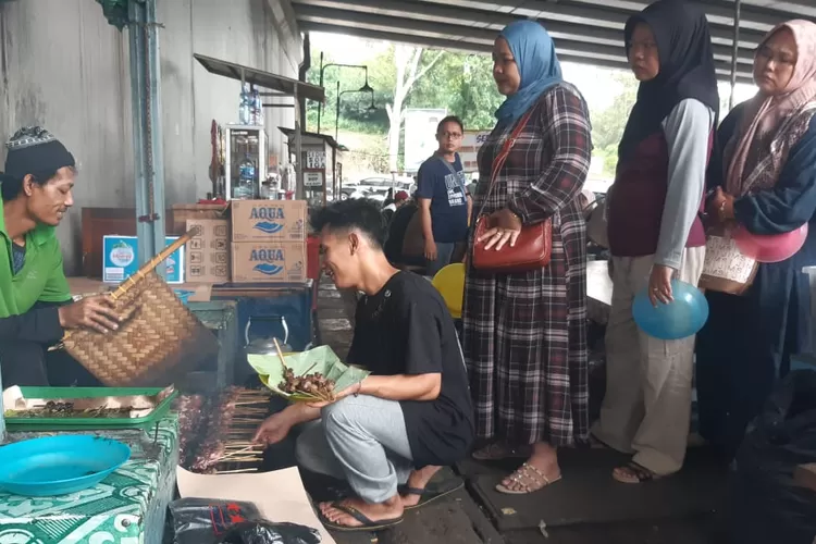 Sate Maranggi Kolong di Purwakarta ramai dikunjungi. (Herman)