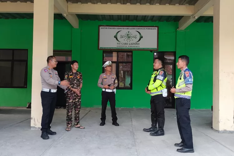 Polres Purwakarta melakukan pengawalan pemberangkatan pengurus Cabang GP ANSOR Kabupaten Purwakarta yang akan menghadiri pelantikan PP ANSOR di Istora Senayan, Jakarta (Herman)