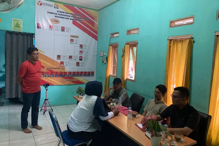 Panwascam Rawamerta langsung melaksanakan tahapan Wawancara Calon Pengawas Kelurahan atau Desa (PKD), Senin 27 Mei 2024. (Samsudin)