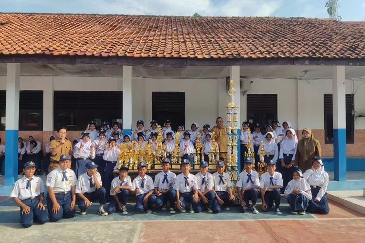 Pramuka SMPN 1 Kotabaru meraih prestasi juara umum tingkat Jawa Barat (Samsudin)