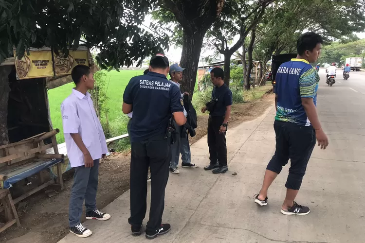 Satgas pelajar Disdikpora Karawang menggencarkan patroli (Samsudin)