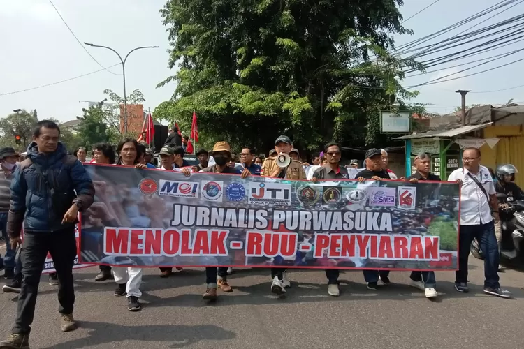 Ratusan Jurnalis Kabupaten Karawang menggelar unjuk rasa dalam rangka menolak Rancangan Undang-undang atau RUU Penyiaran (Samsudin)