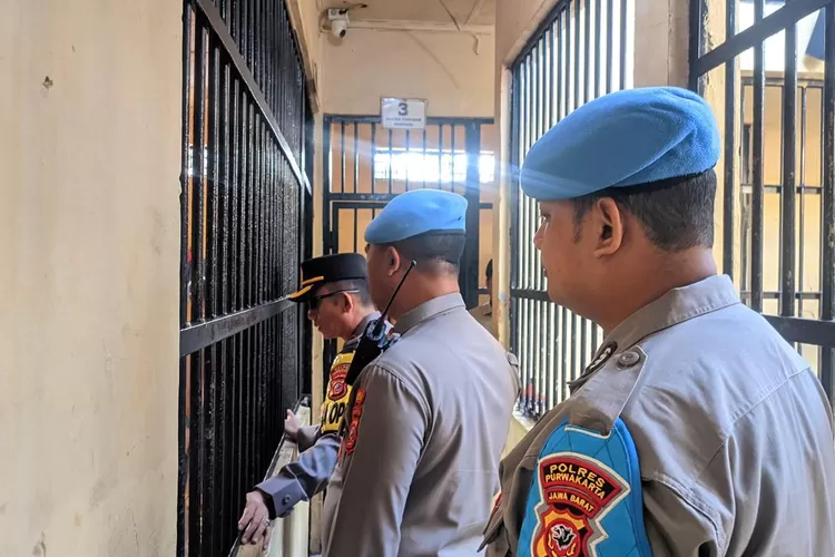 Wakapolres Purwakarta Kompol Ricky Adiptarama rutin melakukan pengecekan ruangan tahan (tutan) Mapolres Purwakarta. (Herman)