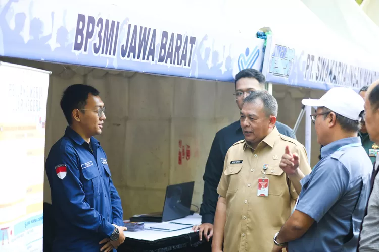 Pj Bupati Purwakarta Benni Irwan meninjau job fair Disnakertrans  (Herman)