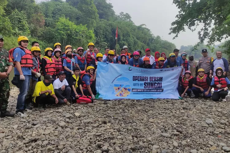 Aksi bebersih Sungai Ciliwung yang dilakukan PT Syslab bersama Komunitas Pecinta Lingkungan di Bogor. 