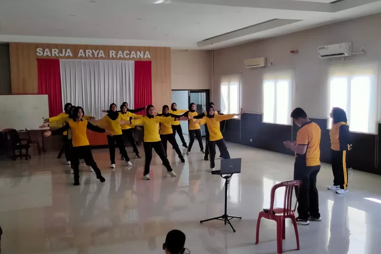 Polwan Polres Purwakarta latihan senam lalu lintas untuk perlombaan tingkat Jabar (Samsudin)