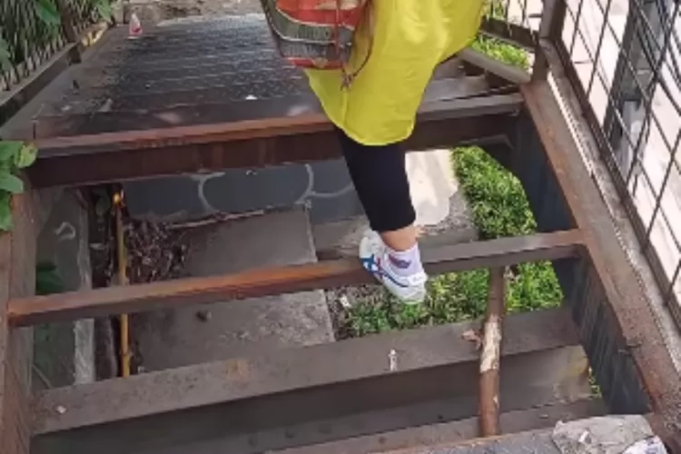 Lantai JPO ke Kampung Bandan Jakarta Utara Terlihat Bolong (Instagram @fakta.jakarta)