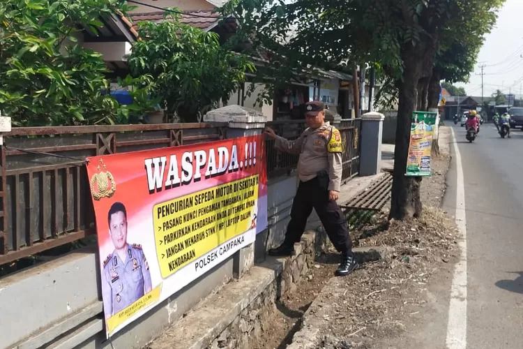 Polsek Campaka dengan memasang sejumlah spanduk himbauan demi mencegah aksi curanmor (Herman)