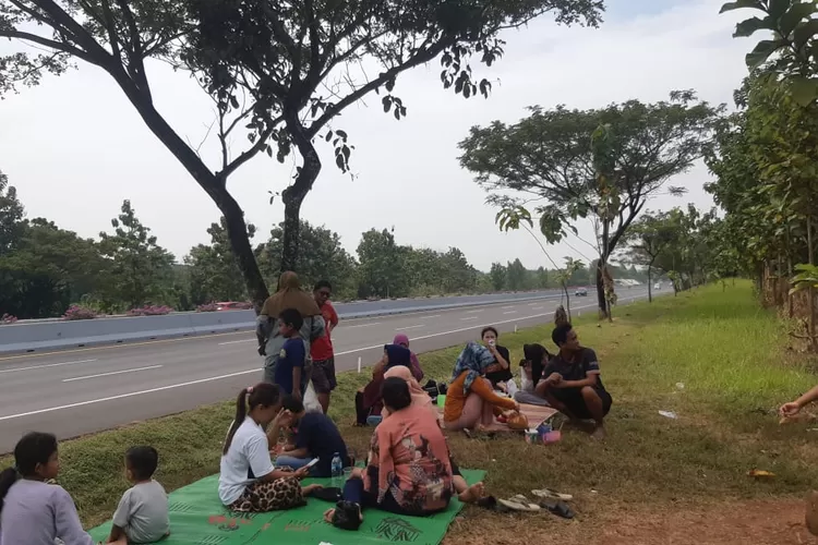 Warga Purwakarta nongkrong sambil ngopi di pinggir jalan Tol Cipali. (Herman)