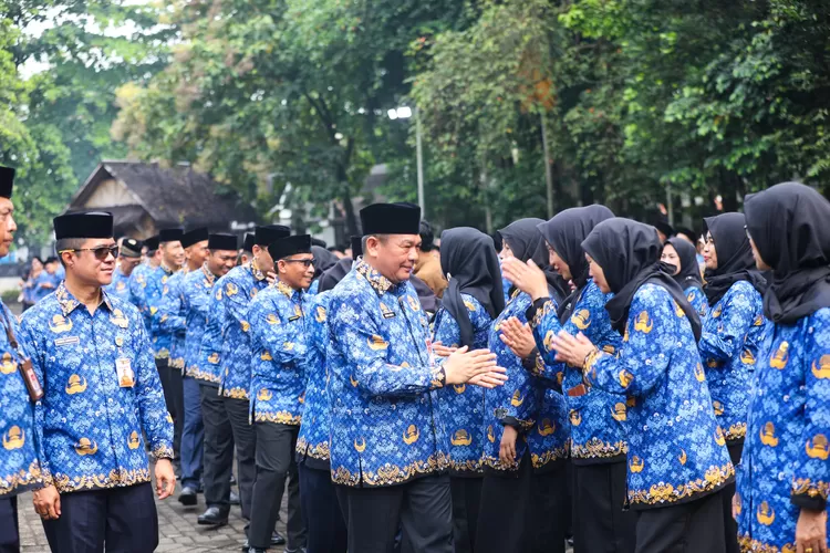 Pj Bupati Purwakarta Benni Irwan melantik ribuan PPPK di lingkungan Pemkab Purwakarta (Herman)