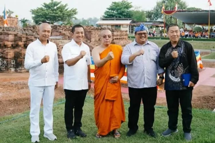 Bupati Karawang H. Aep Syaepuloh menghadiri Pujabakti Waisak Jawa Barat (Samsudin)