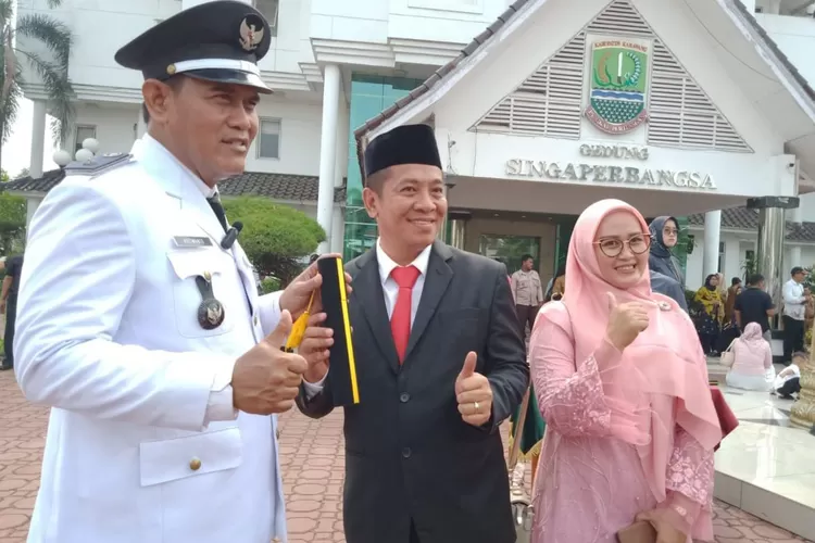  Kepala Desa (Kades) Cikampek Timur Kriswanto jadi salah satu kades yang menerima Surat Keputusan (SK) Bupati Karawang (Samsudin)