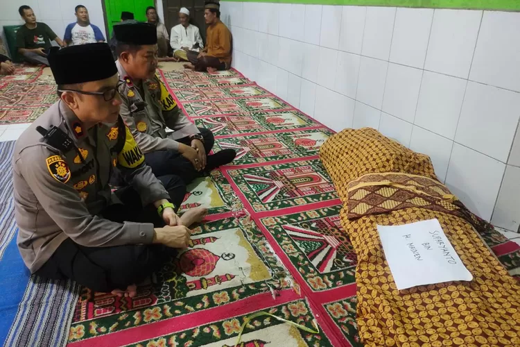 Wakapolres, Kompol Ricky Ardipratama melaksanakan takziah ke rumah duka almarhum Aiptu Suparyanto, Ps. Kanit Propam Polsek Purwakarta Kota yang karena sakit (Herman)
