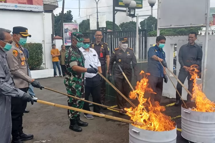 Kejari Kota Sukabumi musnahkan barang bukti perkara narkoba (Satiri)