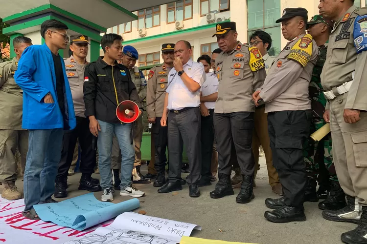 Sekretaris Dinas Pendidikan Kota Bekasi, Warsim menerima masa aksi mahasiswa (Adin)