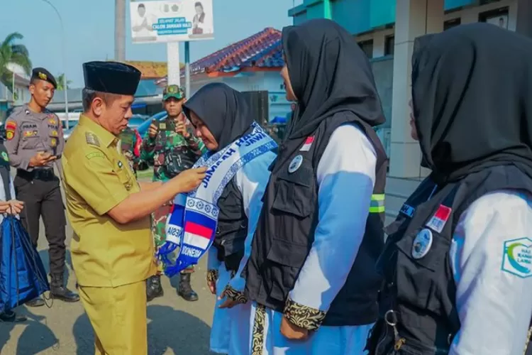 Bupati Karawang H. Aep Syaepuloh melepas secara langsung calon jamaah haji (calhaj) kloter 54 Kabupaten Karawang (Samsudin)