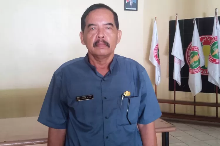 Ketua PGRI Cabang Karawang Uyat  (Samsudin)