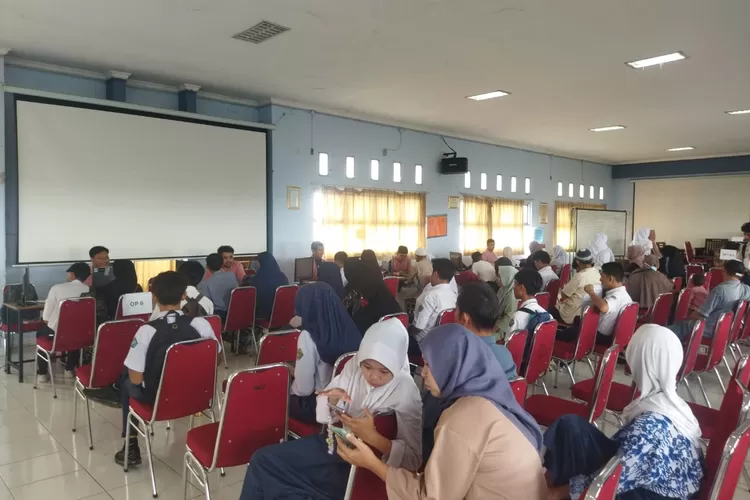 SMKN 1 Karawang masih menjadi primadona di Pendaftaran Penerimaan Peserta Didik Baru (PPDB) Karawang 2024. (Samsudin)