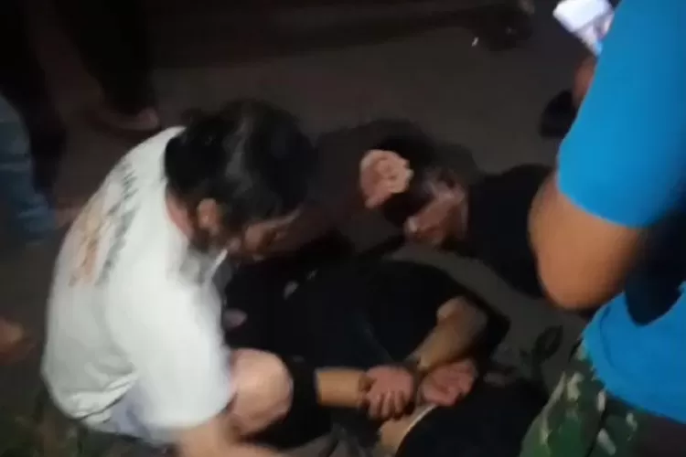 Dua pria Karawang nyaris dikeroyok massa usai kedapatan mengambil narkoba paket sabu di Desa Jomin Barat, Karawang (Samsudin)