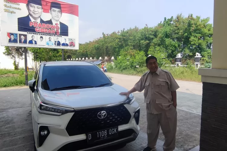 Ketua DPC Partai Gerindra Kabupaten Karawang Ajang Sopandi memperlihatkan hadiah yang diberikan Bappilu Partai Gerindra Jawa Barat (Samsudin)